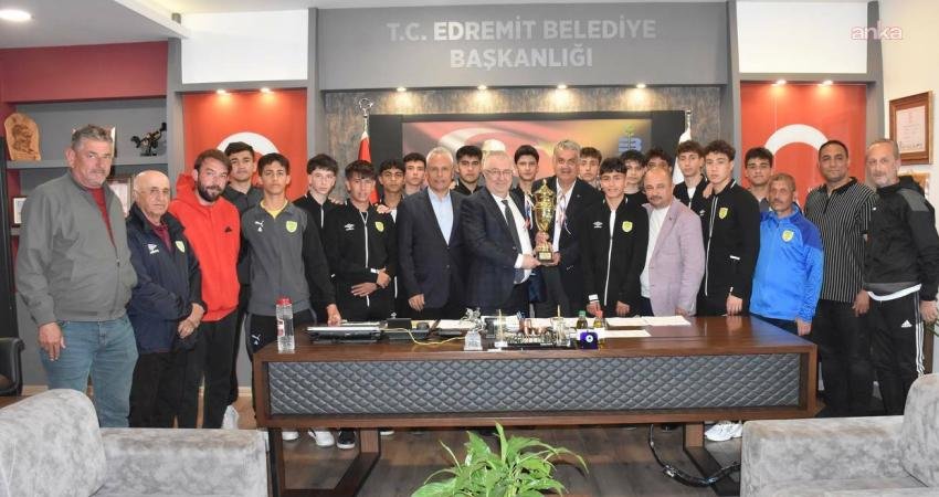Balıkesir İl Şampiyonu olan 1966 Edremitspor U-15 takımı, 12-14 Mayıs