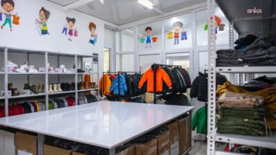 Kuşadası Belediyesi'nin ihtiyaç sahibi ailelerin çocuklarına ücretsiz giysi sağlamak amacıyla