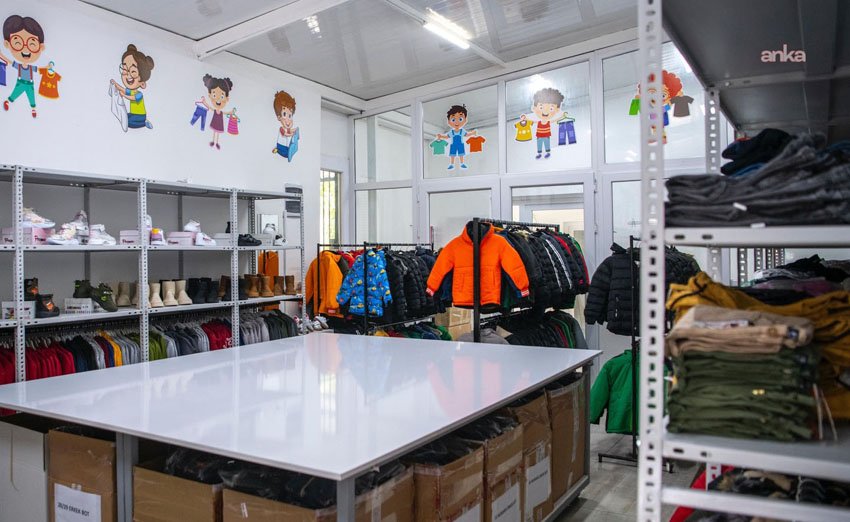 Kuşadası Belediyesi'nin ihtiyaç sahibi ailelerin çocuklarına ücretsiz giysi sağlamak amacıyla