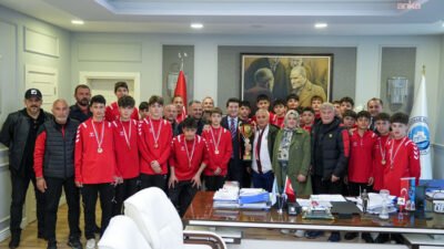 Ortahisar Belediye Başkanı Ahmet Kaya, U14 Türkiye Şampiyonu olan Trabzon