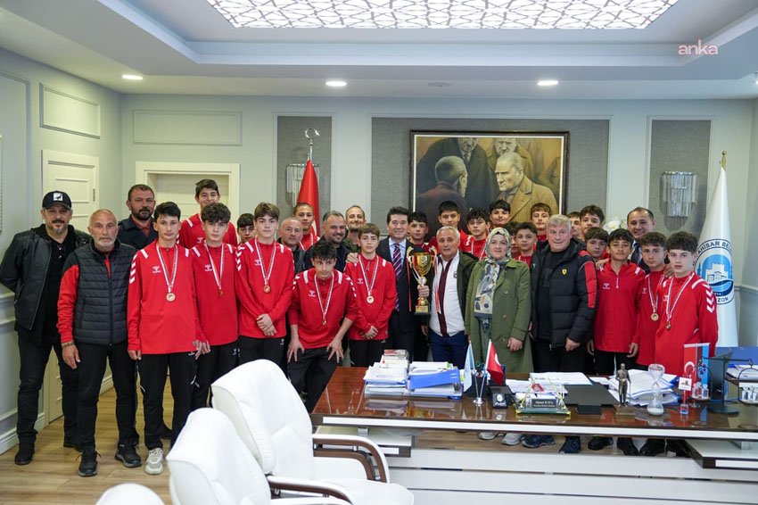 Ortahisar Belediye Başkanı Ahmet Kaya, U14 Türkiye Şampiyonu olan Trabzon