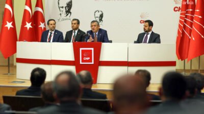 CHP Genel Başkanı Özgür Özel, parti genel merkezinde CHP Belediye Başkanları