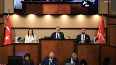 İstanbul Büyükşehir Belediye (İBB) Meclisi’nde divan kâtipliği seçimi sırasında “mühürsüz