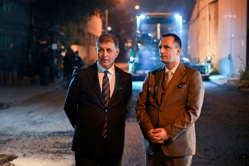 Bornova Belediyesi’nin Tuna Mahallesi Sanat Caddesi’nde yürüttüğü gece asfalt yenileme