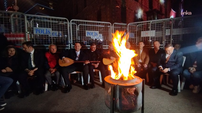 CHP Ankara Milletvekili Akdoğan ve PM Üyesi Sağ’dan direnişe türkülü destek İzmir Büyükşehir Belediyesi'nin Meslek Fabrikası binasının tahliye girişimine karşı başlattığı