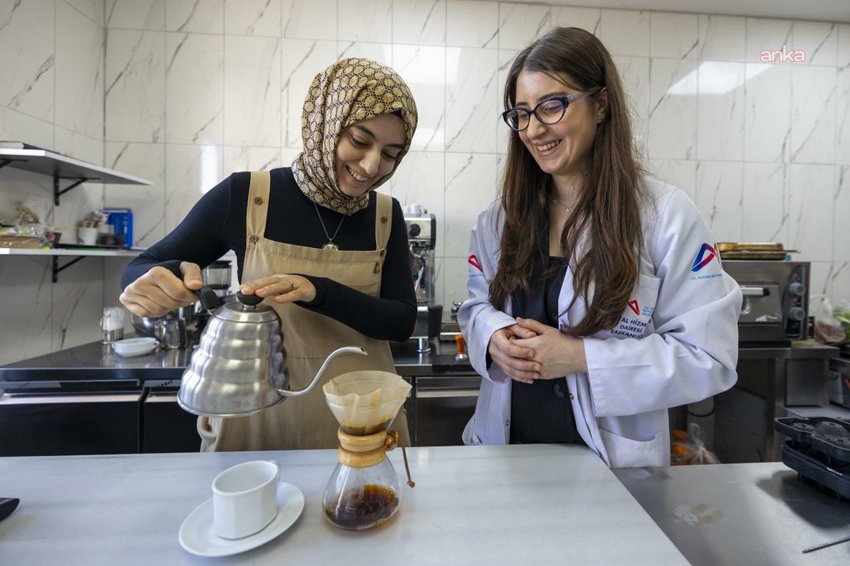 Mersin Büyükşehir Belediyesi’nin “Kahve Yapımı ve Sunumu” kursuna yoğun ilgi Mersin Büyükşehir Belediyesi Sosyal Hizmetler Dairesi Başkanlığı’na bağlı Meslek Edindirme