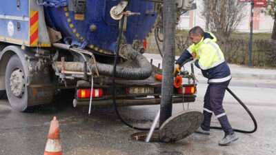 Başkent’te yağmur suyu altyapısında temizlik ve bakım çalışmaları aralıksız sürüyor.