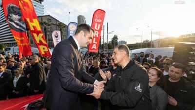 Meslek Fabrikası mitingi… CHP İzmir İl Başkanı Güç: İzmir halkıyla inatlaşmayın Meslek Fabrikası binasının tahliyesine karşı başlatılan direniş 3. Gününde devam