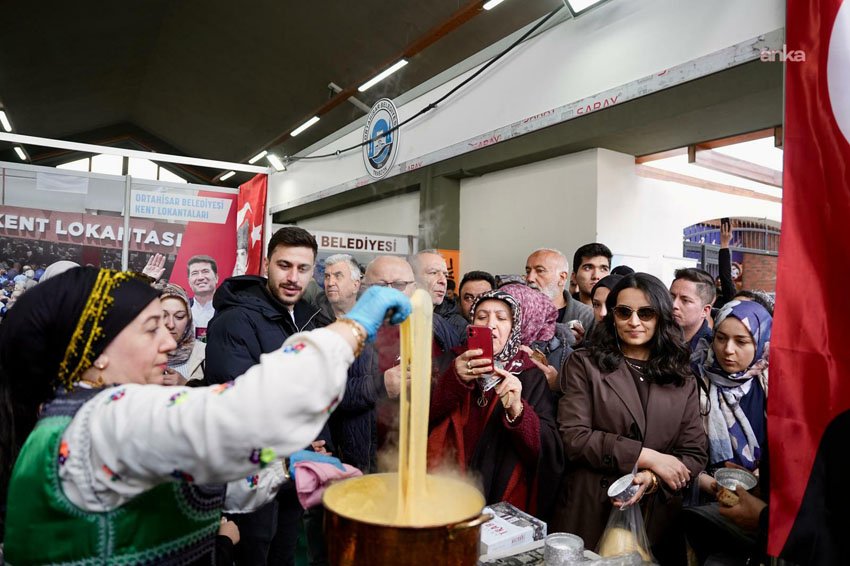 Ortahisar Belediyesi’nin Ankara’da düzenlenen Trabzon Günleri’ndeki standına yoğun ilgi Ortahisar Belediyesi’nin Ankara’da düzenlenen Trabzon Günleri etkinliğindeki standında sergilenen ürünler,