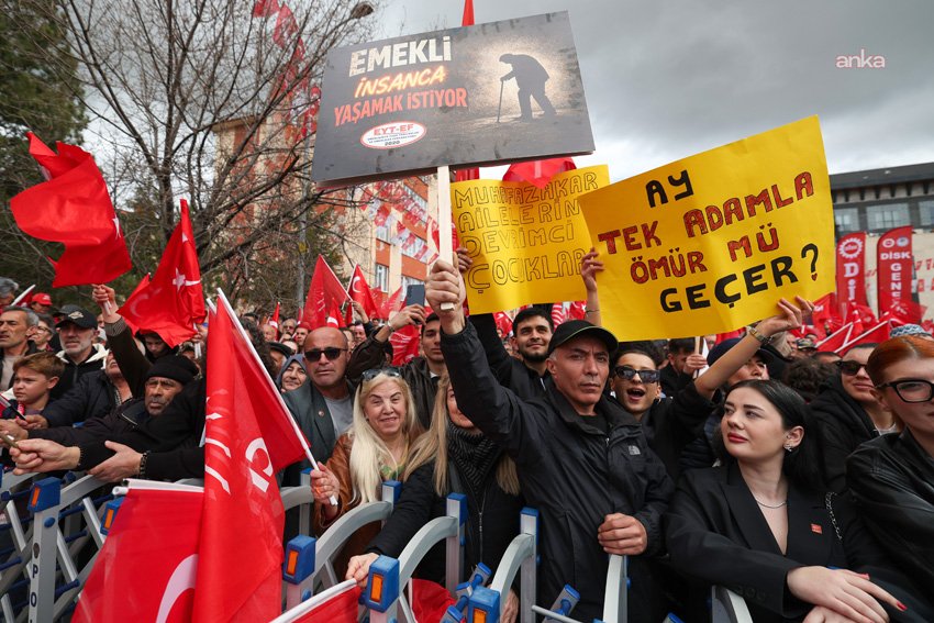 “Millet İradesine Sahip Çıkıyor” eylemlerinin 103’üncüsü Kütahya’da gerçekleştirildi CHP'nin Cumhurbaşkanı adayı Ekrem İmamoğlu'nun gözaltına alınması ve tutuklanması sonrası