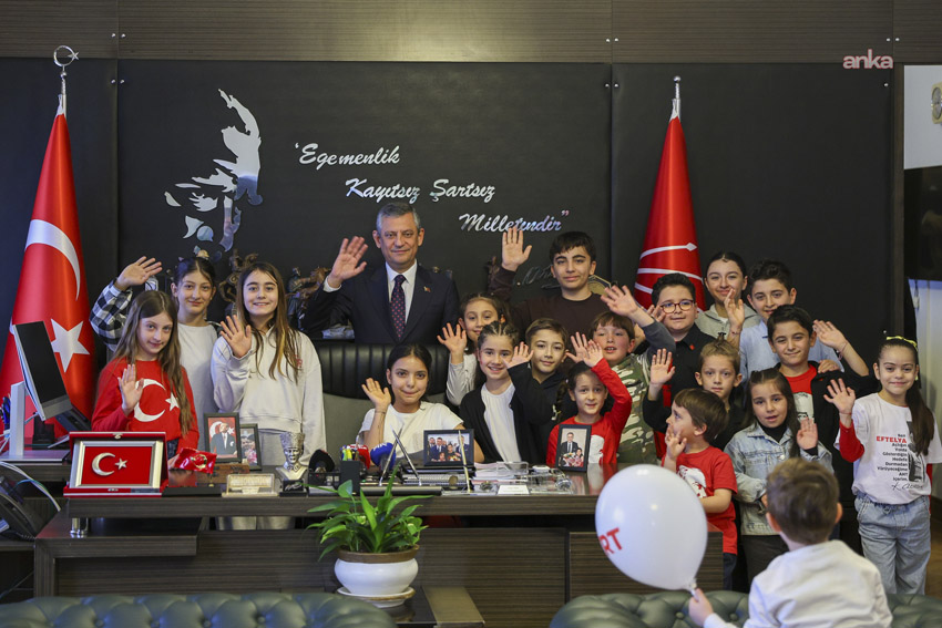 Özgür Özel, koltuğunu depremzede Elisa Dok’a devretti CHP Genel Başkanı Özgür Özel, 23 Nisan Ulusal Egemenlik ve