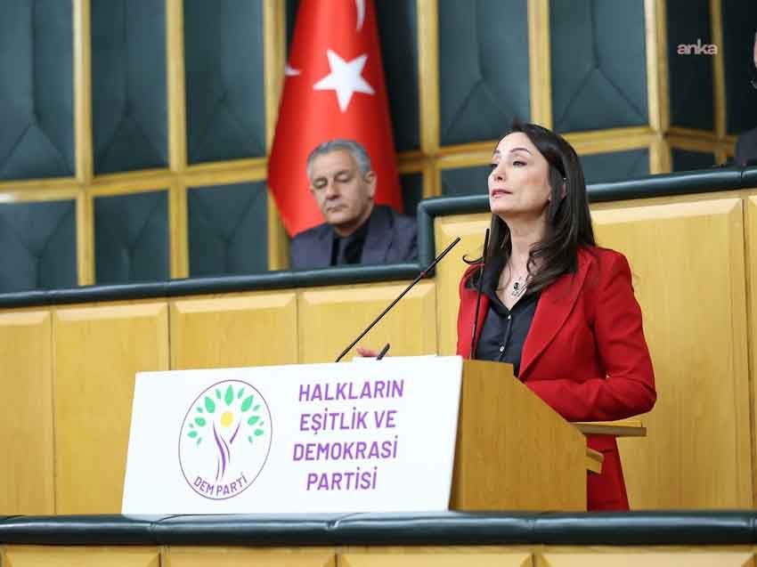 Tülay Hatimoğulları: “Yurttaş, belediyelere sistematik gözaltı ve tutuklamaları hukuki değil siyasi rekabetin sonucu olarak görüyor” DEM Parti Eş Genel Başkanı Tülay Hatimoğulları, "Yurttaş muhalefete dönük