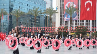 İzmir’de 23 Nisan Ulusal Egemenlik ve Çocuk Bayramı, Cumhuriyet Meydanı’nda