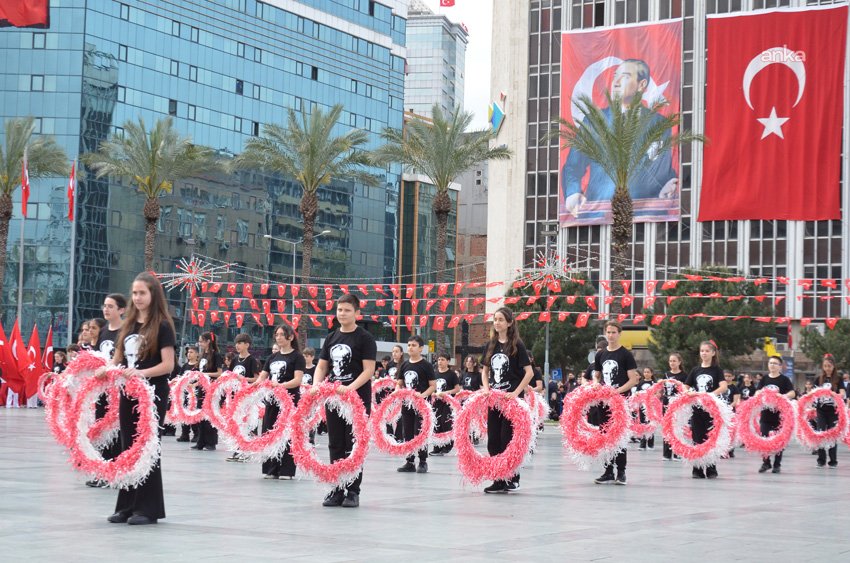 İzmir’de 23 Nisan Ulusal Egemenlik ve Çocuk Bayramı, Cumhuriyet Meydanı’nda