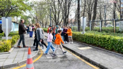 Ankara Büyükşehir Belediyesi’nden çocuklara trafik eğitimi Ankara Büyükşehir Belediyesi (ABB), Başkentli çocukların erken yaşta trafik kurallarıyla