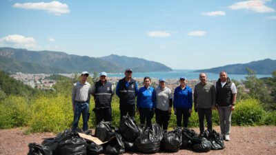 Marmaris Belediyesi ekipleri insan sirkülasyonunun en yoğun olduğu yerlerden biri