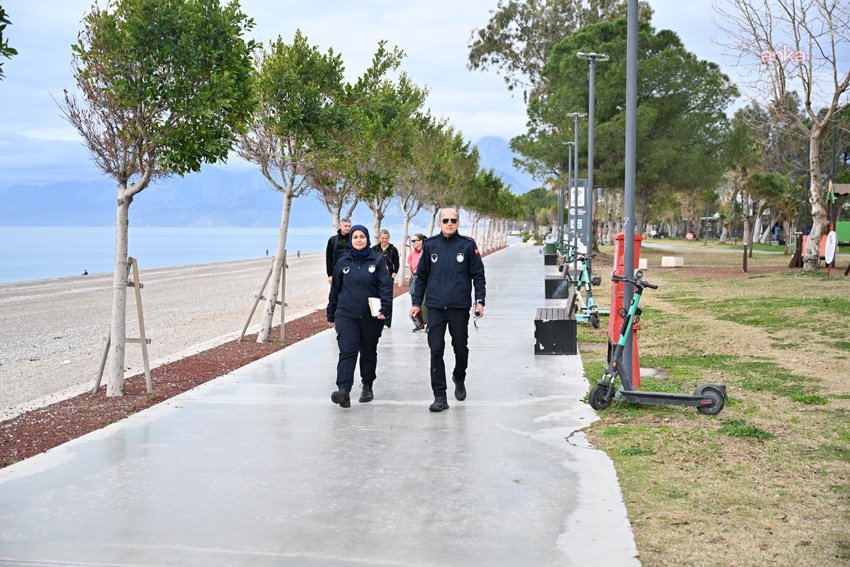 Antalya Büyükşehir Belediyesi zabıta ekipleri, Konyaaltı sahil şeridi ile kentin