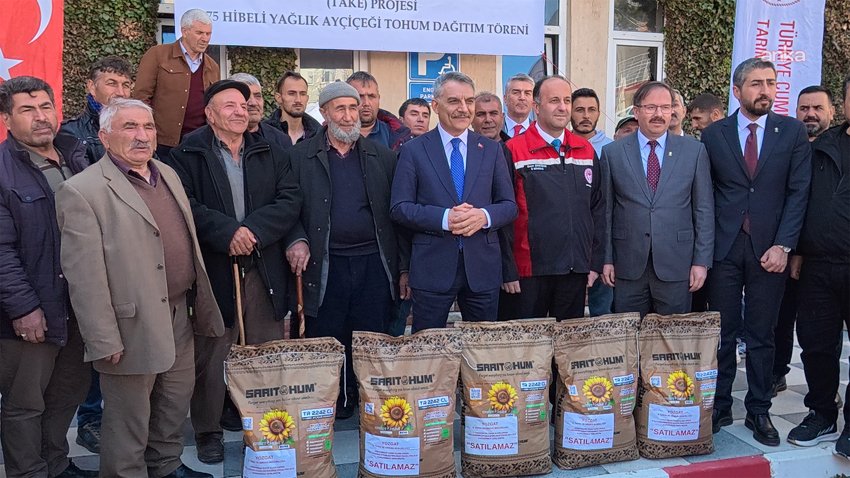 Yozgat’ta çiftçiye yüzde 75 hibe destekli ayçiçeği tohumu dağıtıldı Yozgat’ta bitkisel üretimi artırmaya yönelik çalışmalar kapsamında 169 çiftçiye yüzde