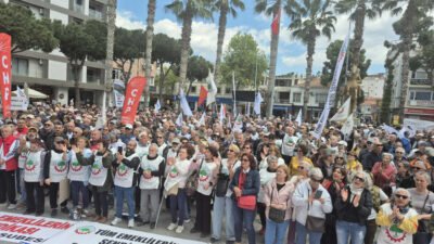 İzmir’in Dikili ilçesinde düzenlenen Bölge Mitingi’nde emekliler, düşük emekli aylıkları,