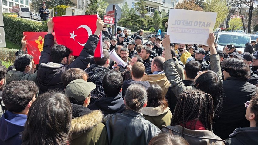 TKP’den “NATO’nun Ankara Zamanı” etkinliğine tepki: Memleketimizi dünyanın en büyük terör örgütü NATO’ya pazarlamaya kalkıyorlar Türkiye Komünist Partisi (TKP), Cumhurbaşkanlığı İletişim Başkanlığı ve SETA tarafından düzenlenen,