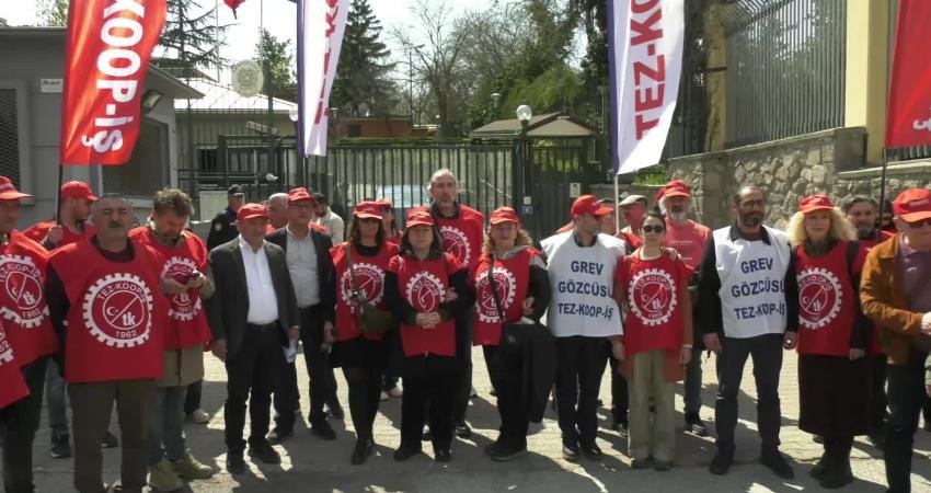 Tez-Koop-İş Sendikası, İtalya'nın Ankara Büyükelçiliği önünde Özel İtalyan Lisesi'nde devam eden