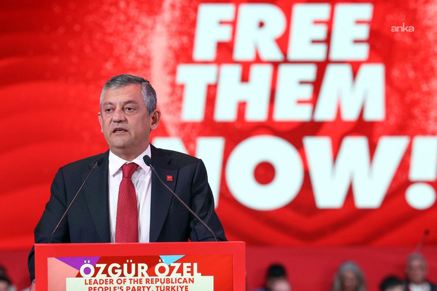 CHP Genel Başkanı Özgür Özel, Barselona’da düzenlenen Küresel İlerici Seferberlik