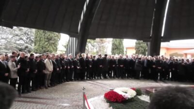 8’inci Cumhurbaşkanı Turgut Özal, vefatının 33. yılında Zeytinburnu’nda bulunan anıt