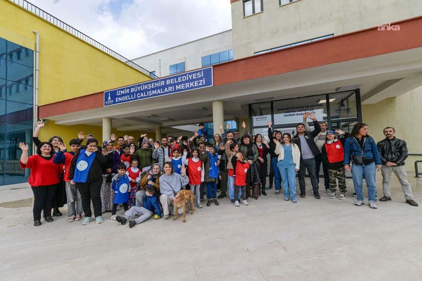 İzmir Büyükşehir Belediyesi’nin “Patili Dostumuz” projesiyle engelli çocuklar ve aileleri,