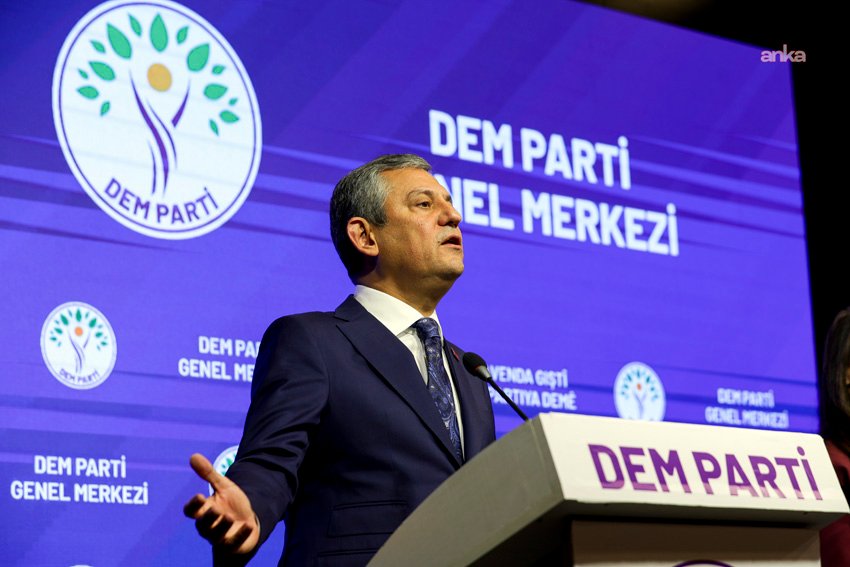 Özgür Özel: “Şu anda ara seçim zorunluluğu vardır ve yapılmalıdır” CHP Genel Başkanı Özgür Özel, DEM Parti Eş Genel Başkanları