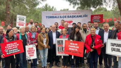 CHP’li Bakan: “Hem alanlardayız, meydanlardayız, hem böyle hukuksuzluklara direniyoruz” İzmir Büyükşehir Belediyesi’ne ait Meslek Fabrikası binası önündeki nöbet 9’uncu