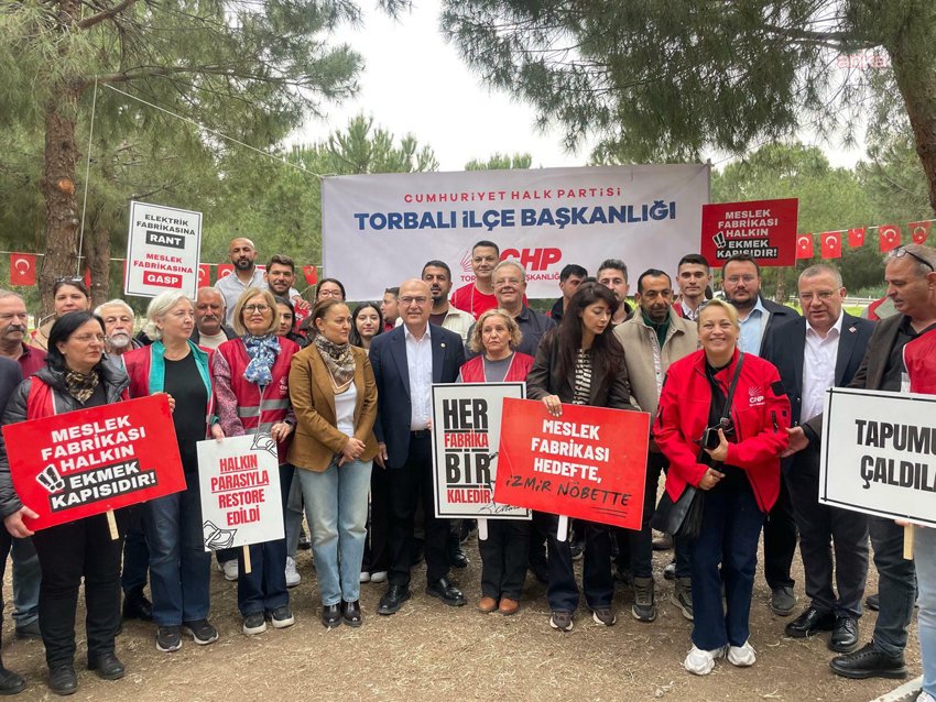 CHP’li Bakan: “Hem alanlardayız, meydanlardayız, hem böyle hukuksuzluklara direniyoruz” İzmir Büyükşehir Belediyesi’ne ait Meslek Fabrikası binası önündeki nöbet 9’uncu