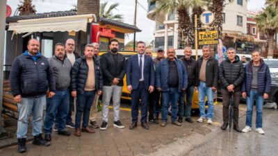 Kuşadası Belediye Başkan Vekili Tahsin Demirtaş, Plaj Taksi durağında esnafla