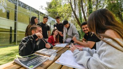 İzmir Büyükşehir Belediyesi’nin Kültürpark’ta hizmete açtığı Hasan Ali Yücel Kütüphanesi;
