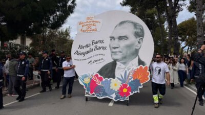 Alaçatı Ot Festivali kapsamında düzenlenen kortej, renkli görüntülere sahne oldu.