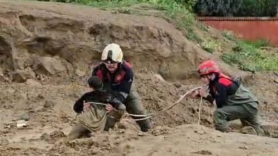 İzmir’in Torbalı ilçesinde, etkili olan sağanak sonrası oyun oynadıkları arazide