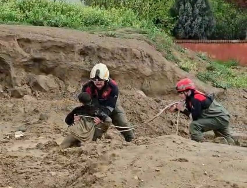 Torbalı’da çamura saplanan iki çocuğu itfaiye kurtardı İzmir’in Torbalı ilçesinde, etkili olan sağanak sonrası oyun oynadıkları arazide