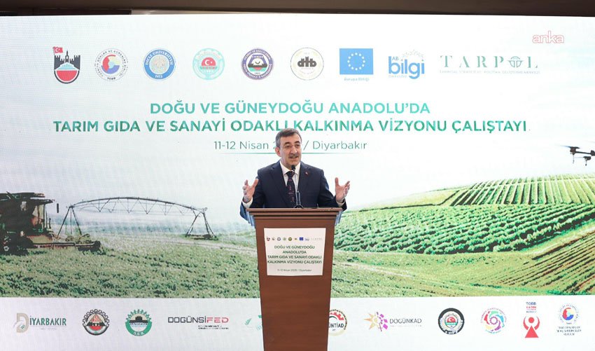 Cumhurbaşkanı Yardımcısı Yılmaz: Doğu ve Güneydoğu’da geçmişin ihmallerini telafi etmeye uğraşıyoruz Cumhurbaşkanı Yardımcısı Cevdet Yılmaz, Diyarbakır’da katıldığı programda yaptığı konuşmada, “Son