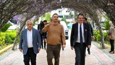 Atatürkçü Düşünce Derneği Genel Başkanı Mustafa Hüsnü Bozkurt ve beraberindeki