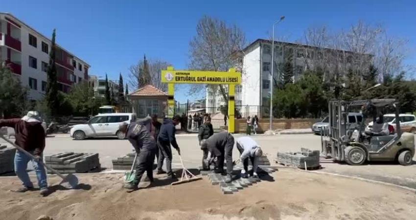 Adıyaman’da altyapı çalışmaları nedeniyle zarar gören kaldırımlar yenileniyor Adıyaman Belediyesi Fen İşleri Müdürlüğü ekipleri, altyapı çalışmaları nedeniyle zarar