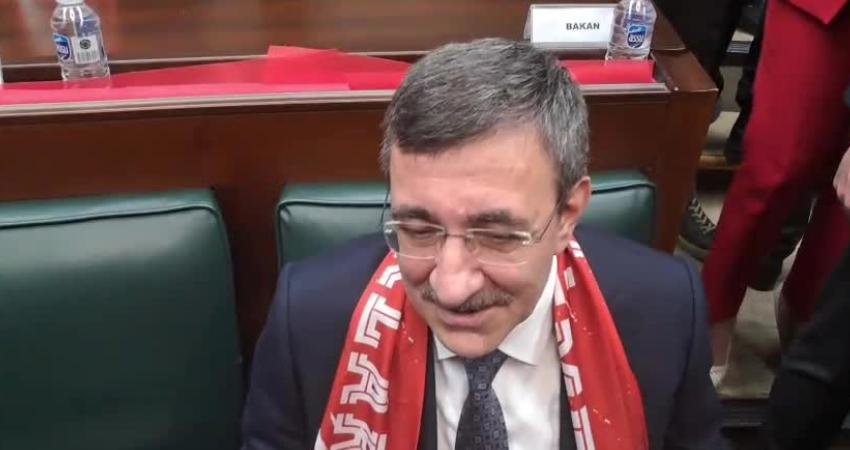 AK Parti Grup Toplantısı… Cevdet Yılmaz’dan “eşel mobil” sistemi açıklaması: “Biz etkiyi tamamen ortadan kaldıramıyoruz ama önemli oranda sınırlıyoruz” Cumhurbaşkanı Yardımcısı Cevdet Yılmaz, "Mazotta ÖTV marjı kalmadığı için zamlar artık