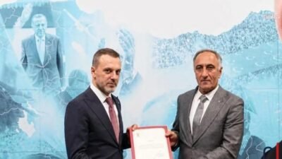 AK Parti Şemdinli İlçe Başkanı Salih İnan görevinden istifa ettiğini