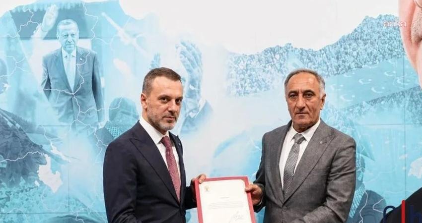 AK Parti Şemdinli İlçe Başkanı Salih İnan görevinden istifa ettiğini