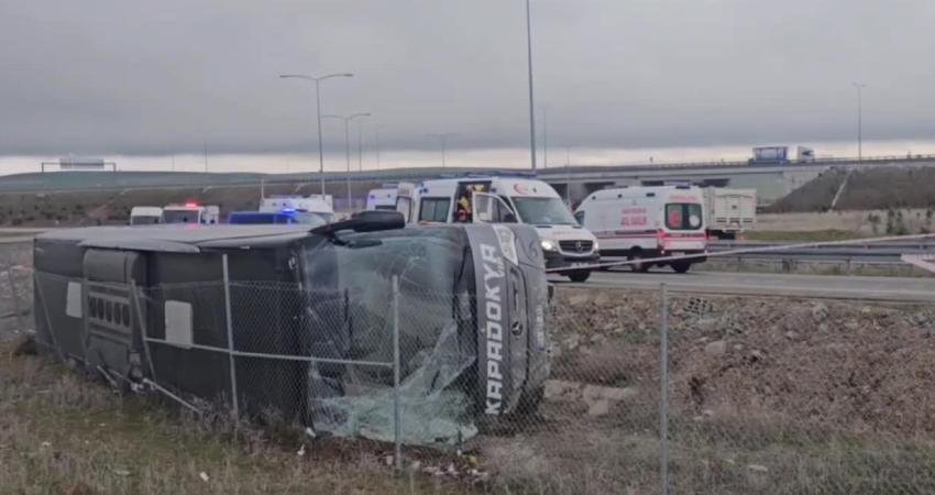 Aksaray’da tur otobüsü devrildi: 23 yaralı Aksaray-Nevşehir yolu üzerinde Alayhan gişelerinde yaşanan otobüs kazasında 23 kişi
