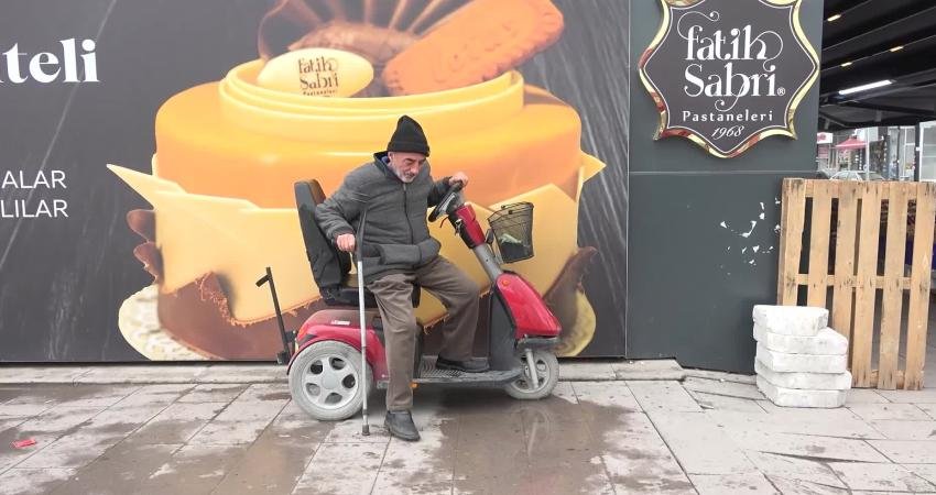 Aksaray'da 60 yaşındaki yüzde 80 engelli simitçi Kemal Solum, kendisine