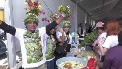 Alaçatı Ot Festivali kapsamında düzenlenen kortej, renkli görüntülere sahne oldu.
