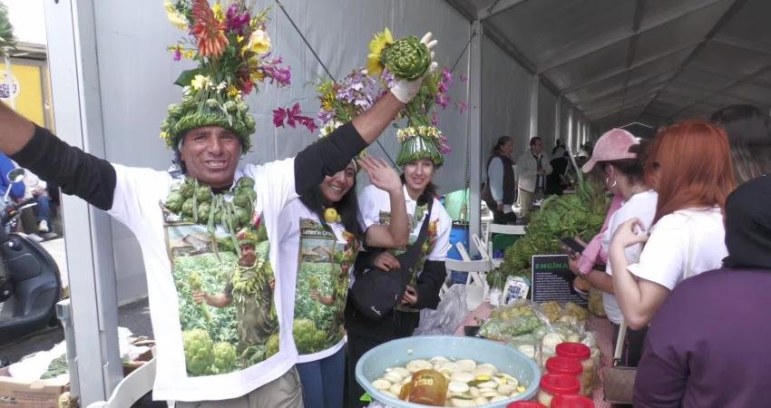 Alaçatı Ot Festivali kapsamında düzenlenen kortej, renkli görüntülere sahne oldu.
