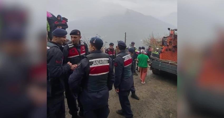 Alagöz’ün ısrarı jandarma ile köylüleri karşı karşıya getirdi: Köylüler Alagöz’e bir kez daha geçit vermedi Giresun’un Tirebolu ilçesine bağlı Sekü Köyü’nde, mahkemenin yürütmeyi durdurma kararına