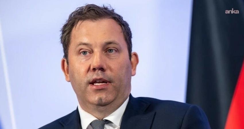 Almanya Maliye Bakanı Lars Klingbeil’den akaryakıta geçici vergi indirimi açıklaması Almanya'da artan akaryakıt fiyatlarının etkisini hafifletmek isteyen Alman hükümeti, akaryakıtta