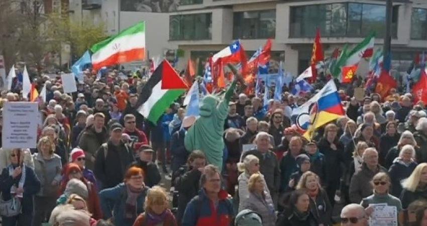 Almanya’da savaşa ve nükleer silahlanmaya karşı yürüyüşler düzenlendi Almanya’nın birçok kentinde Paskalya haftasında, savaşa ve nükleer silahlanmaya karşı