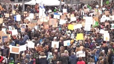 Almanya’nın büyük şehirlerinde on binlerce kişi, hükümetin enerji politikasını protesto